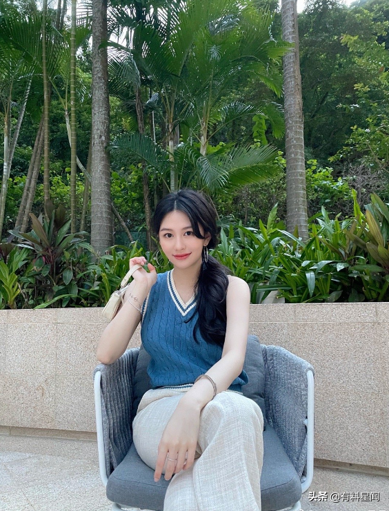 邱淑貞女兒曬近照,長髮披肩淡妝出鏡氣質清純,穿白T仍難掩美貌 邱淑貞女兒曬近照,長髮披肩淡妝出鏡氣質清純,穿白T仍難掩美貌