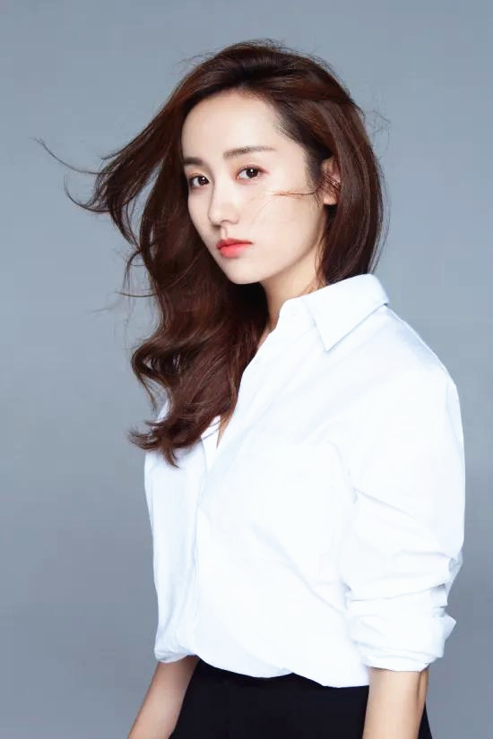 呂一和老公亮相機場，搭配拼接外套走休閒風，錢泳辰的髮型挺時髦