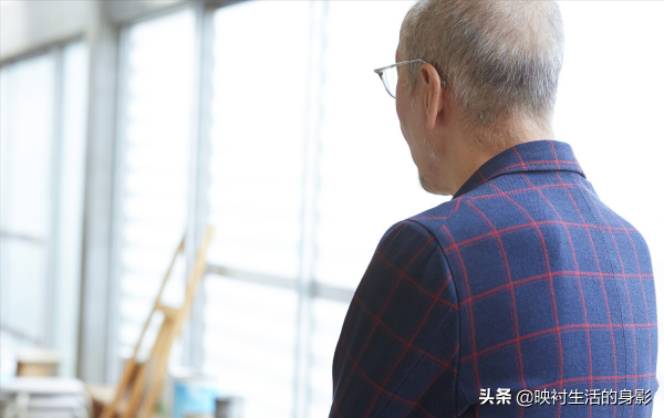 七旬老人在兒子家養老，卻在病中時，悄悄將所有財產都給了女兒