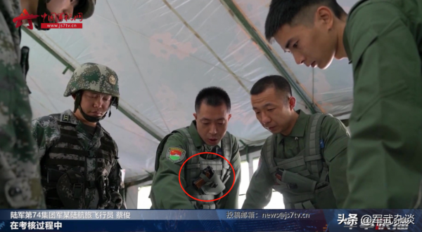 陸航藍再見,直-10飛行員換裝新飛行服,但自衛火力仍是5.8mm手槍 陸航藍再見,直-10飛行員換裝新飛行服,但自衛火力仍是5.8mm手槍