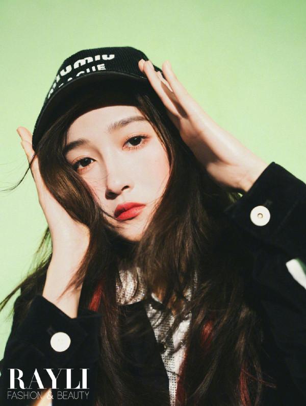 封面 | 關曉彤變身派對樂團歌手，展現超酷樂團風，潮流少女範十足