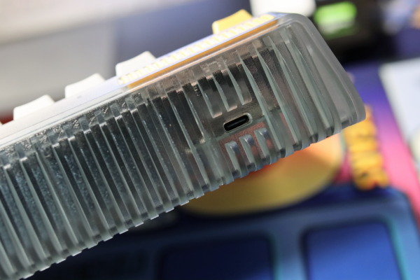 這可能是第一把手機廠商做的機械鍵盤 這可能是第一把手機廠商做的機械鍵盤