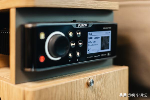 228&period;8w碳纖維交期長&quest;選141&period;8w的玻璃鋼&comma;除車身以外所有配置都一樣