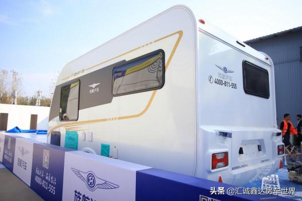 國產新型輕量化頂配拖掛房車!​長6.2米,變色龍車身配木質內飾 國產新型輕量化頂配拖掛房車!​長6.2米,變色龍車身配木質內飾