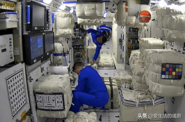 航天員在太空生活半年就得消耗100個游泳池氧氣,怎麼解決很簡單 航天員在太空生活半年就得消耗100個游泳池氧氣,怎麼解決很簡單