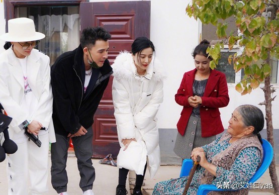 范冰冰罕走機場！穿玫紅色大衣氣質好拽，不走溫柔風酷到快認不出