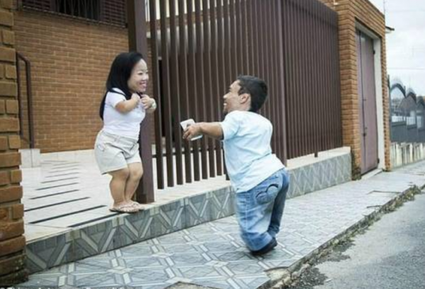 世界最矮夫妻，加起來不足2米，婚姻幸福卻略有遺憾：不敢要孩子