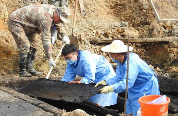 考古隊發掘廣陵王墓,棺材散發特殊香味,專家直呼墓主不簡單 考古隊發掘廣陵王墓,棺材散發特殊香味,專家直呼墓主不簡單