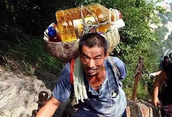 5年內失去妻子和弟弟，獨臂挑夫何天武，靠信念在華山堅持十年