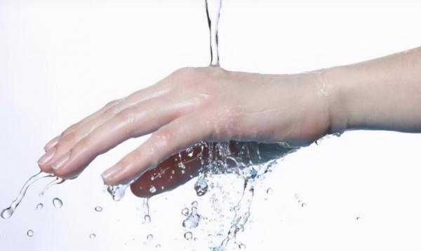 孩子被沸水燙傷，家長需謹記五字訣救治，處理不當會害娃