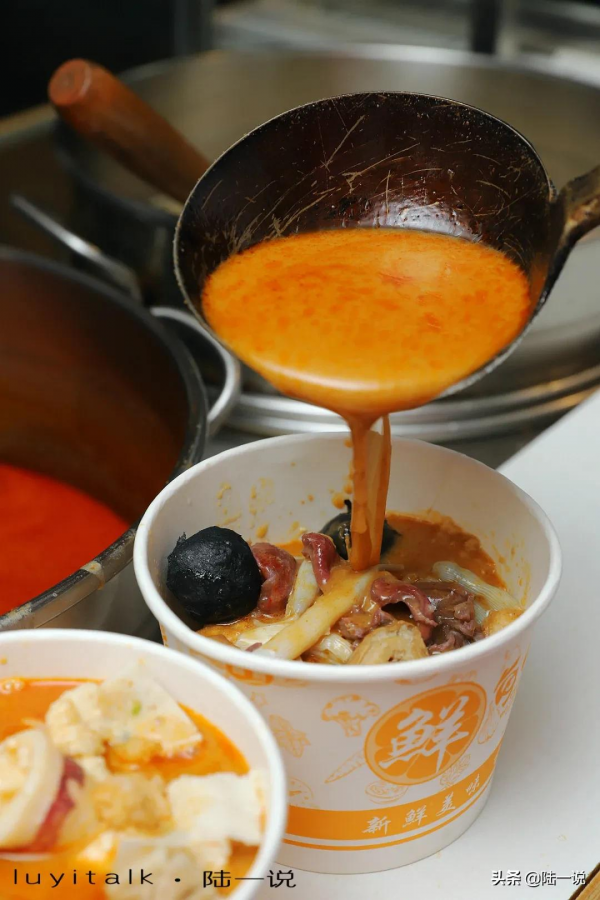 沙蟲沙茶麵好好吃，加肉筋，一碗只要25元，我在廈門八市吃到了