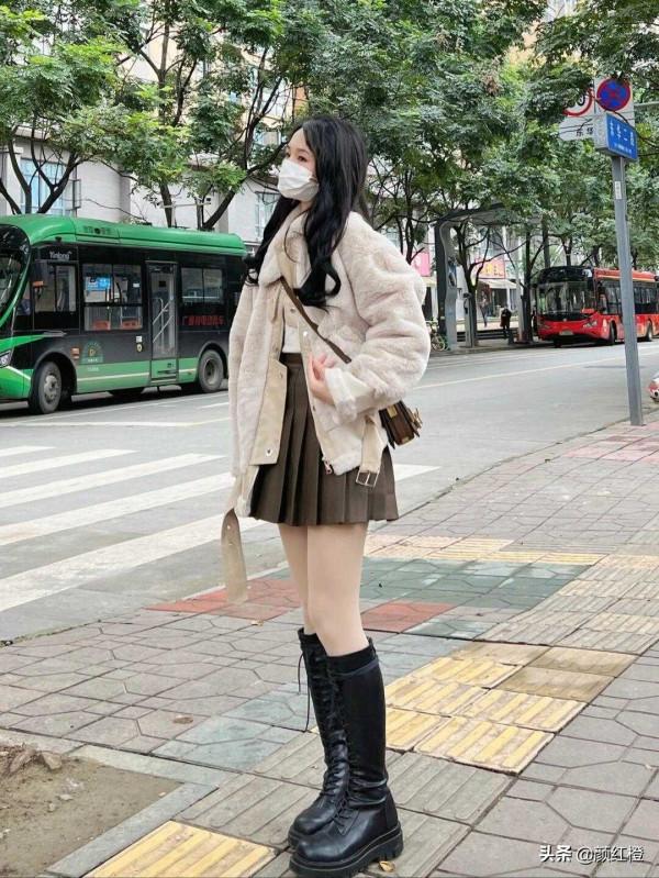 肉色打底褲怎麼穿才不土氣？試試這幾種搭配方式，優雅顯瘦又時髦