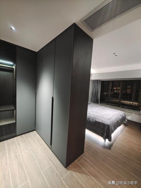 她家裝修現代簡約風格，“黑白灰”搭配很協調，無主燈設計很棒