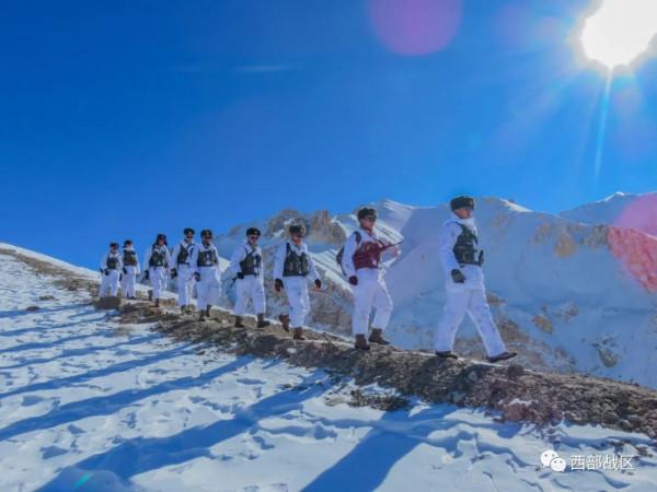 12天,2000公里,高原女兵帶去歡樂與溫暖 12天,2000公里,高原女兵帶去歡樂與溫暖