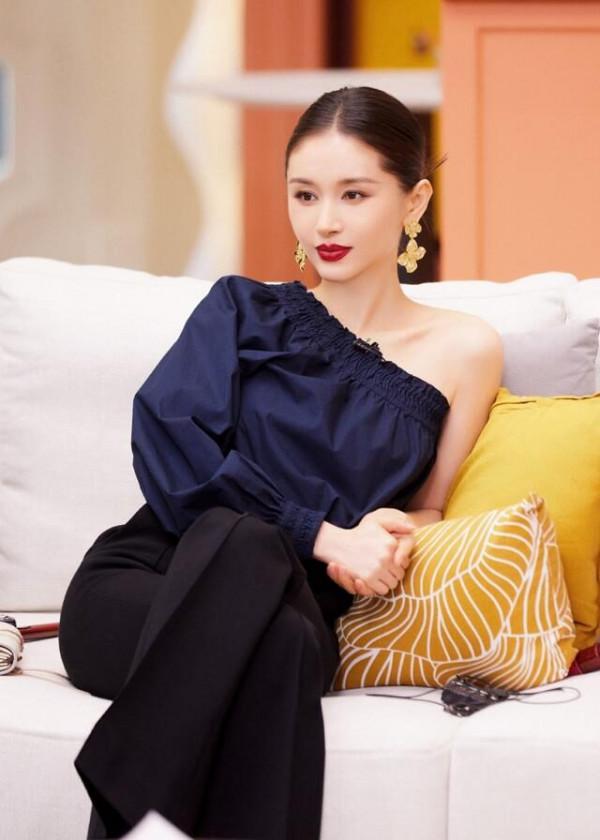 王子文戀愛後也好敢穿,斜肩上衣秀迷人美肩,烈焰紅唇凹出大氣場 王子文戀愛後也好敢穿,斜肩上衣秀迷人美肩,烈焰紅唇凹出大氣場