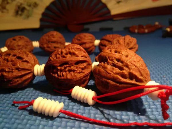 核桃玩膩了?自己穿個串兒玩玩兒,好看又便宜 核桃玩膩了?自己穿個串兒玩玩兒,好看又便宜