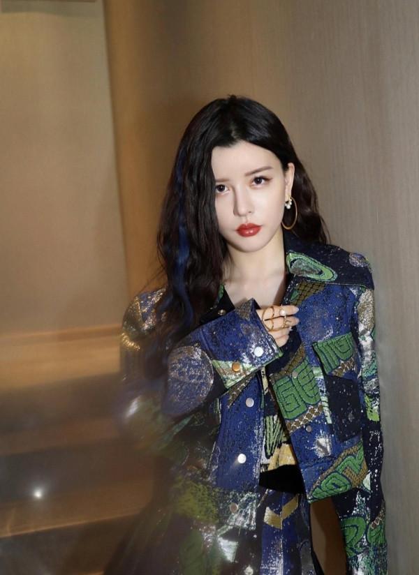 By2姐姐孫涵氣質佳，隨便穿也很美，雖被妹妹拖累缺依舊低調努力