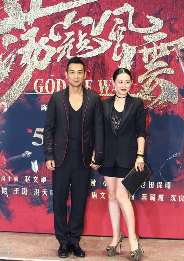 趙文卓夫婦走機場，趙文卓打扮時髦不輸小鮮肉，小8歲妻子露老態