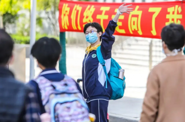 假期時間有調整，河南大中小學通知延遲開學，家長心情十分複雜