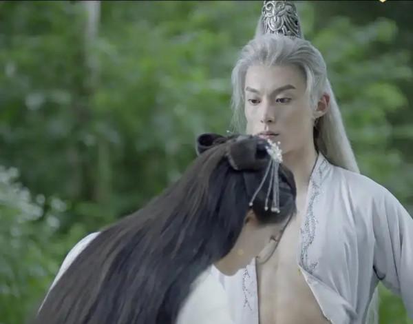 動如“瘋癲”，僵如“面癱”，2021年，就屬你們演得最讓我齣戲