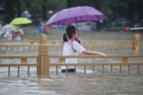 女兒遇難157天后,雨衣爸爸再登熱搜:下次你路過,人間已無我 女兒遇難157天后,雨衣爸爸再登熱搜:下次你路過,人間已無我
