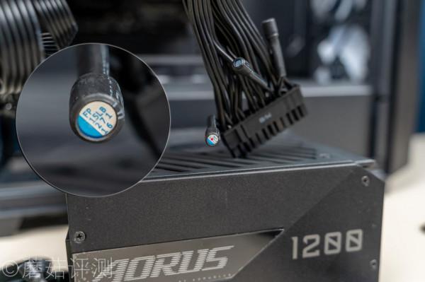 螢幕酷炫,用料誇張,適合高階玩家、技嘉鉑金雕1200W白金牌電源 螢幕酷炫,用料誇張,適合高階玩家、技嘉鉑金雕1200W白金牌電源