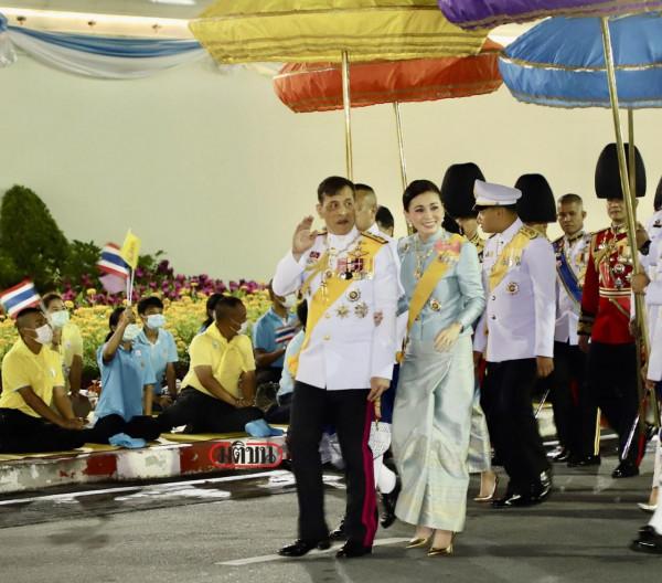 泰國王室的地位有多高？當地華人：遊客見到，不能站著只能蹲著？