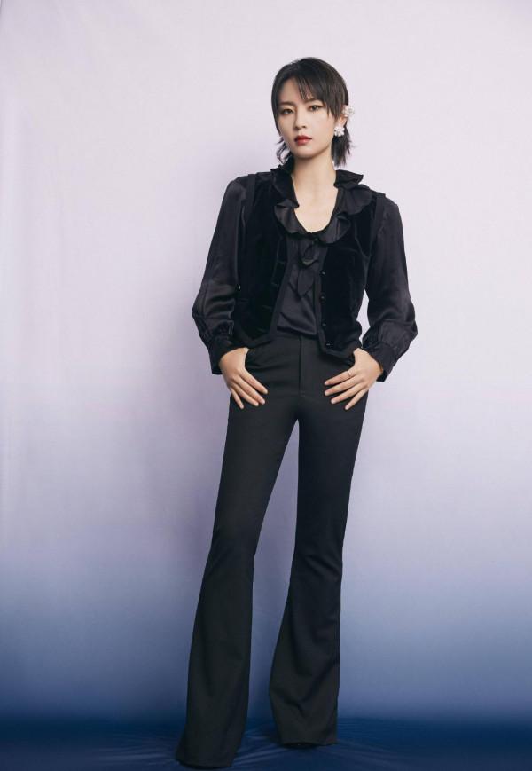 周筆暢純黑酷颯寫真照釋出