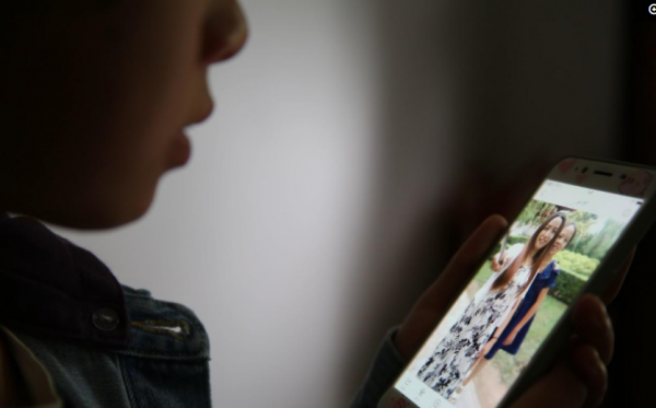 兩年前漂亮妻子因病去世，如今45歲丈夫想她時就對著愛妻相片哭訴