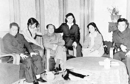 64年，一婦女見毛主席喊“伯伯”，警衛員阻攔，周總理急忙制止