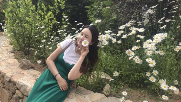 李多海終於曬美照，T恤加吊帶裙三套穿搭清新甜美，35歲依舊少女