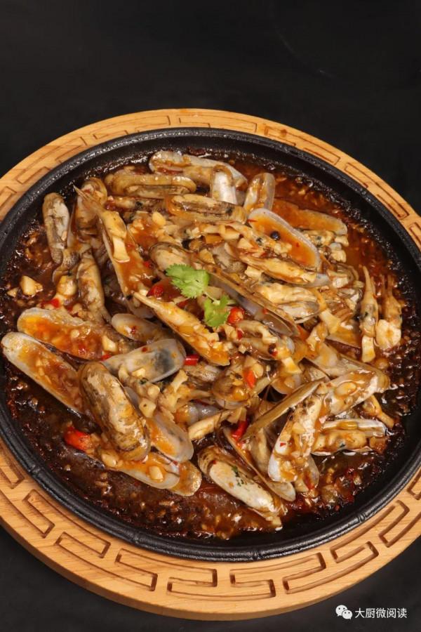 油燜醬+椒麻湯+花椒油，鐵板魚麻辣鮮香，推出即成宴客大菜
