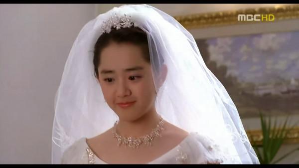 韓國初代國民妹妹，曾慘遭金範戀情背叛，後歷經4次手術險些截肢