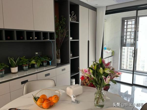 一家四口喬遷新居，全屋裝修漂亮上檔次，生活幸福又令人羨慕