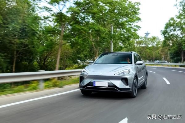 Model Y勁敵,顏值已贏一半,北汽和華為的親兒子:極狐,有多強? Model Y勁敵,顏值已贏一半,北汽和華為的親兒子:極狐,有多強?
