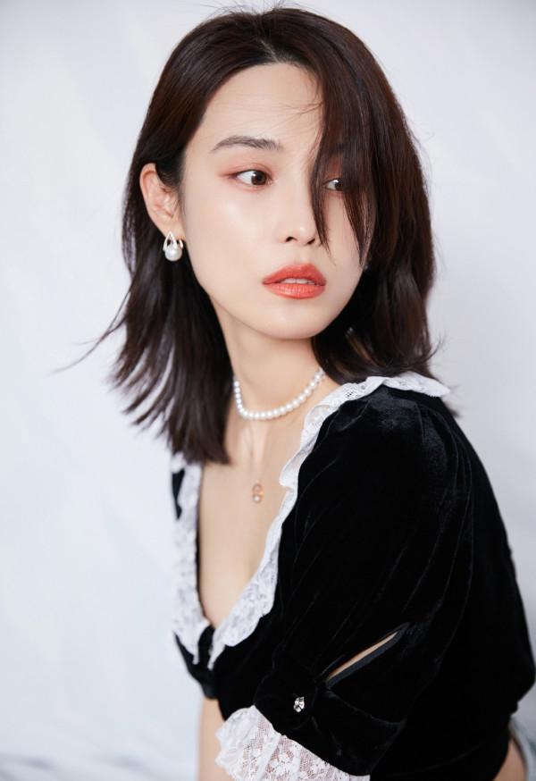 韓丹彤真是“復古美人”，穿蕾絲拼接絲絨上衣，配珍珠首飾好迷人