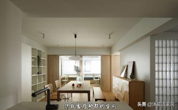 她把空間重組後,讓客廳不再是主角,想不到竟這麼實用,非常舒適 她把空間重組後,讓客廳不再是主角,想不到竟這麼實用,非常舒適