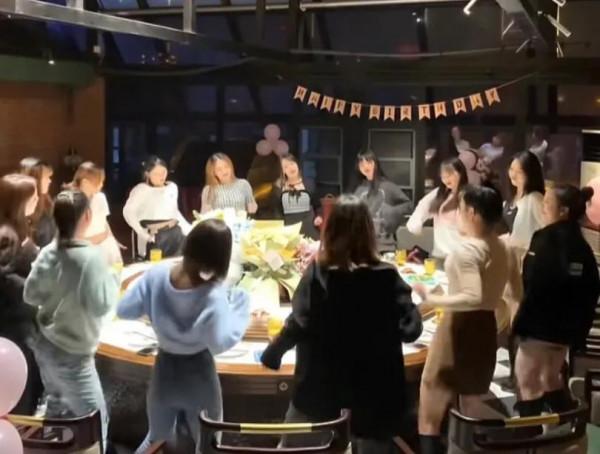 一群女生聚餐，圍著飯桌跳舞，這類影片火起來，來龍去脈是這樣