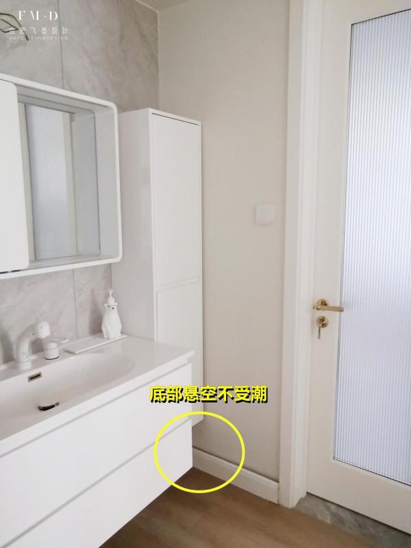 恕我直言，要是聰明點洗漱臺左右加一組立櫃，也不至於這樣亂糟糟