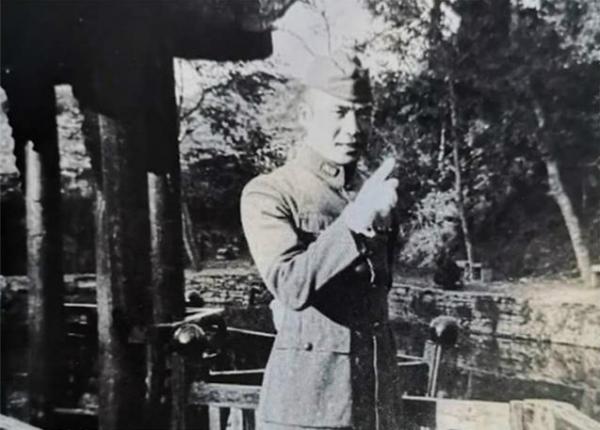 紅色女特工打入國軍內部，卻愛上了策反物件，周恩來：你們結婚吧