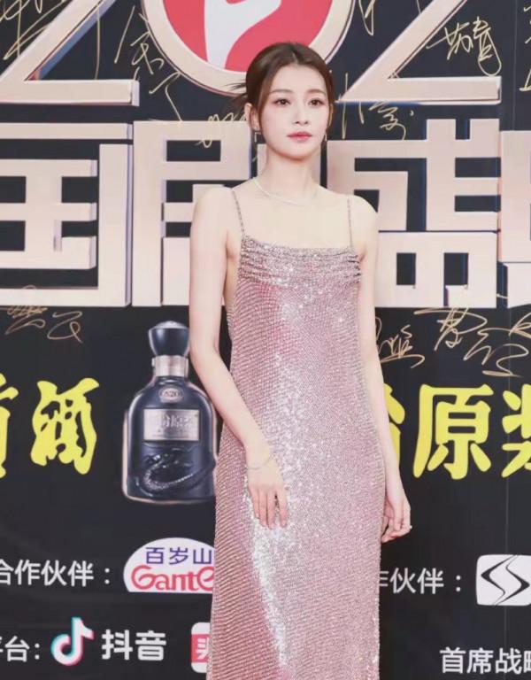 國劇最新紅毯,吳謹言大小臉,宋祖兒遲到,有人凍到表情僵硬 國劇最新紅毯,吳謹言大小臉,宋祖兒遲到,有人凍到表情僵硬