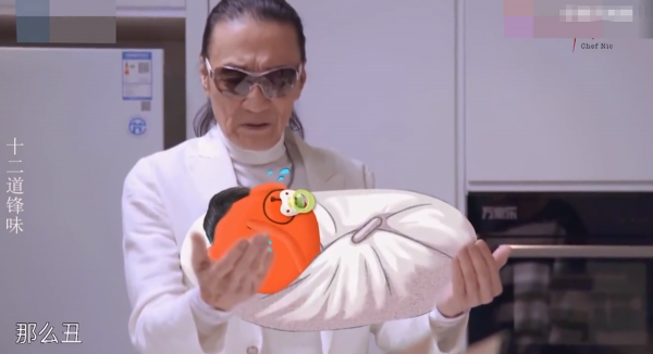 謝霆鋒用熨斗燙頭髮,頭直接放在桌子上,幾秒成型增高效果明顯 謝霆鋒用熨斗燙頭髮,頭直接放在桌子上,幾秒成型增高效果明顯