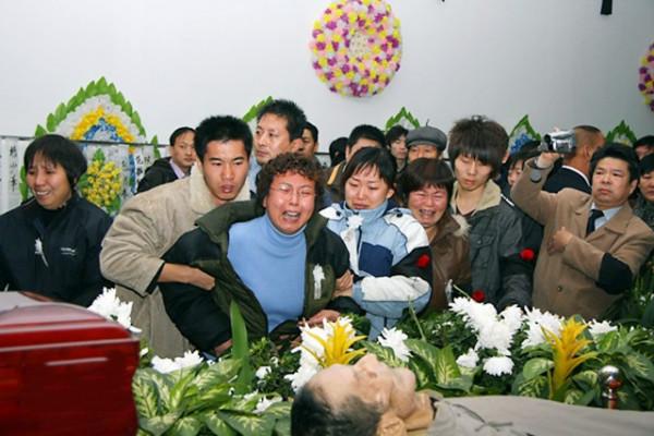 範振鈺葬禮:郭德綱、孟凡貴前來祭奠,16位徒弟跪別 範振鈺葬禮:郭德綱、孟凡貴前來祭奠,16位徒弟跪別