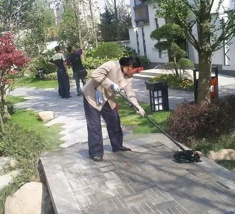 樓頂漏雨，物業大吼大叫死活不管，應該怎麼辦？