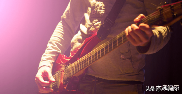 京劇泰斗周信芳良言相勸，迷戀“轉音”的單依純能聽得進去嗎？