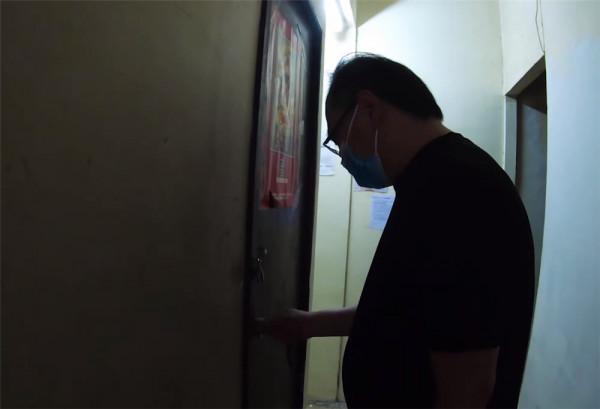 香港54歲大叔住6㎡劏房:蝸居生活大半輩子,夏天太熱得用4臺電扇 香港54歲大叔住6㎡劏房:蝸居生活大半輩子,夏天太熱得用4臺電扇