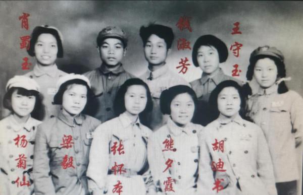 隨八千湘女上天山，為建設可可托海作貢獻