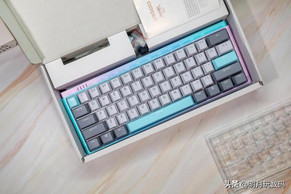 用色彩裝點個性，杜伽K330W機械鍵盤，給你的桌面加一道風景