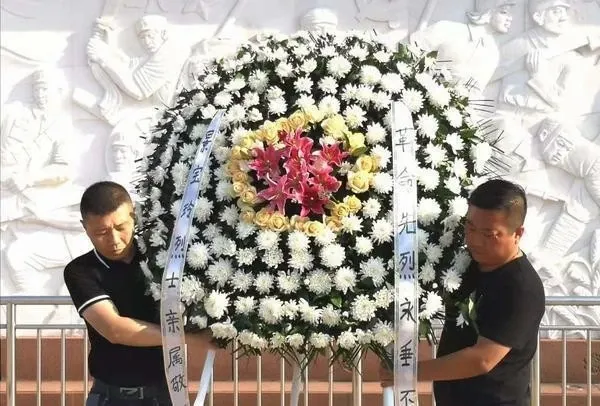 等了64年!弟弟攜家人來烈士陵園看姐姐,年過古稀哭得卻像個孩子 等了64年!弟弟攜家人來烈士陵園看姐姐,年過古稀哭得卻像個孩子