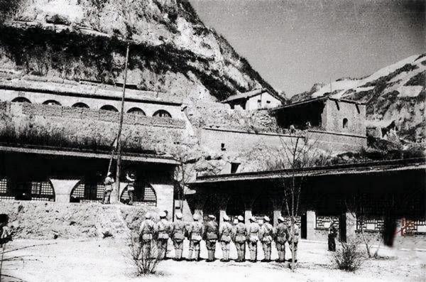 此人犧牲,全團官兵一起披麻戴孝,集體在遺像前下跪 此人犧牲,全團官兵一起披麻戴孝,集體在遺像前下跪